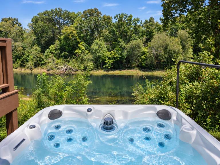 Riverfront Little Red Cabin, Hot Tub, World-class Trout Fishing, Views & Boat Access - Ferienwohnung Heber Springs