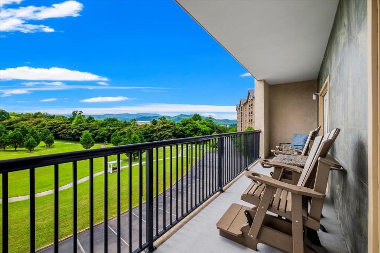 Smoky View Haven- Indoor Pool, Playground, Walking Trail, Hot Tub - Chambres d'hôtes Pigeon Forge