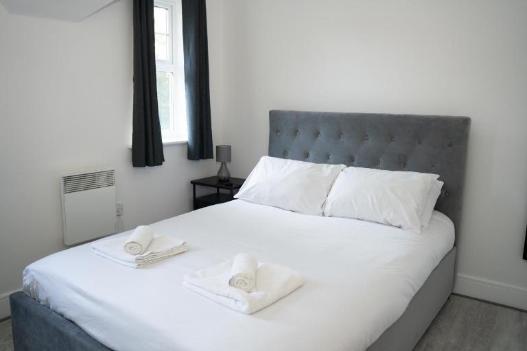 2BR Apartment Near Gatwick Balcony Sleeps 5 - Bed and Breakfast Crawley
