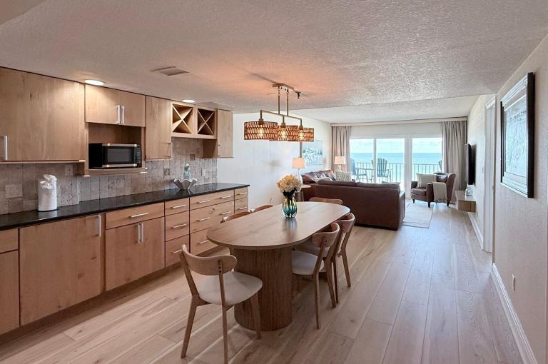 Gulf-Front 3BR with Huge Balcony, Pool and Private Garage - B&B Clearwater Beach