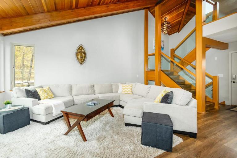 Three-Floor Slopeside Condo w Direct Mountain Views - Ferienwohnung Girdwood