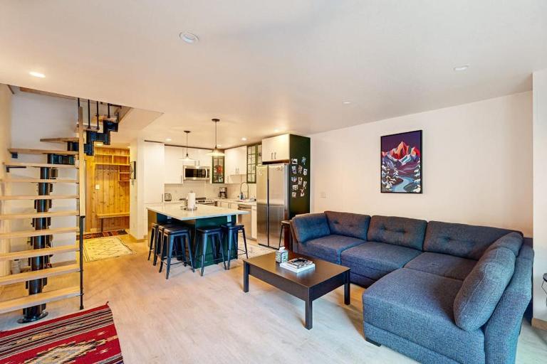 Multi-Level Slopeside Townhome w Wood Fireplace - Ferienwohnung Girdwood