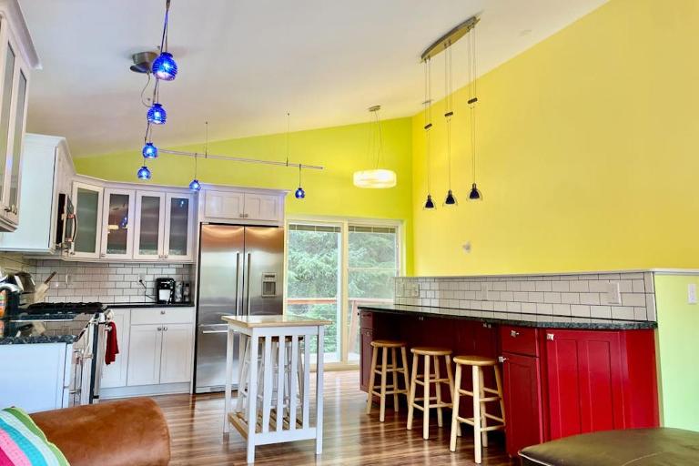 Bright 1BR Girdwood Home w Walk-In Closet Studio - Ferienwohnung Eliska