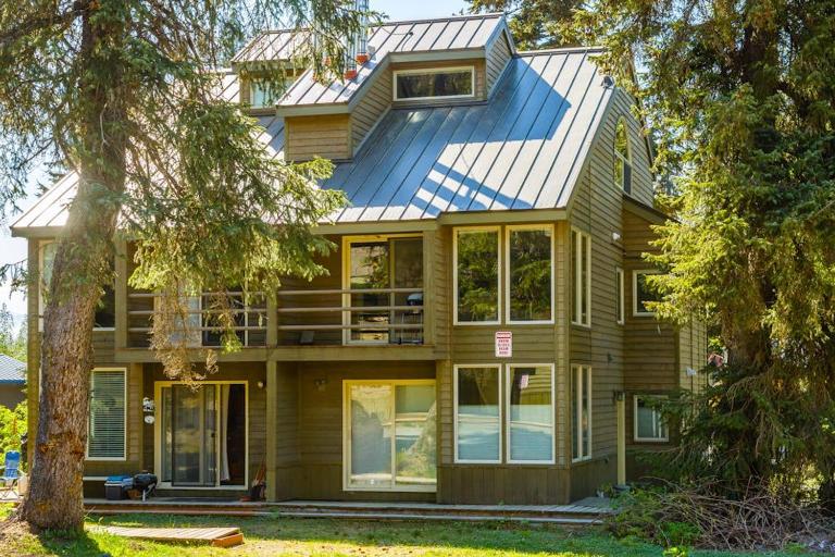 Ski-InOut Loft Condo Near the Village Square - Ferienwohnung Girdwood