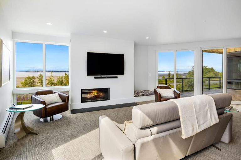 Two-Story Loft Villa w Rooftop Hot Tub Inlet Views - B&B Anchorage