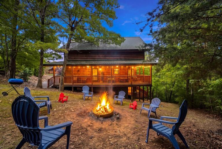 3 King Ensuites -Fire Pit-Hot Tub-Sleeps up to 12 - B&B Sevierville