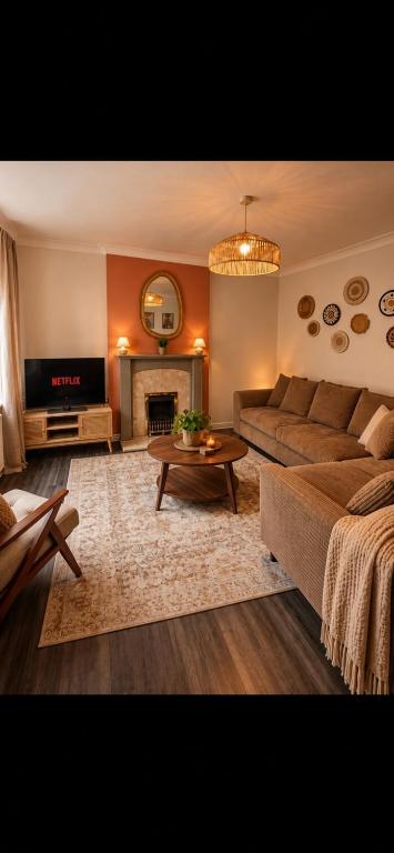 Cosy 3 bed home near the airport and hospital - Chambres d'hôtes Wythenshawe