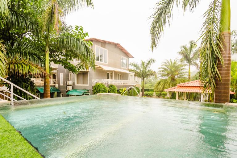 ELIVAAS Signature Moonstone Meadows Suite By Alaya Stays With Shared Pool, Garden, Gazebo, & Jacuzzi - Chambres d'hôtes Lonavla