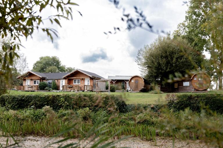 Peenehof Köppen - Ferienwohnungen & Schlaffässer - B&B Jördenstorf