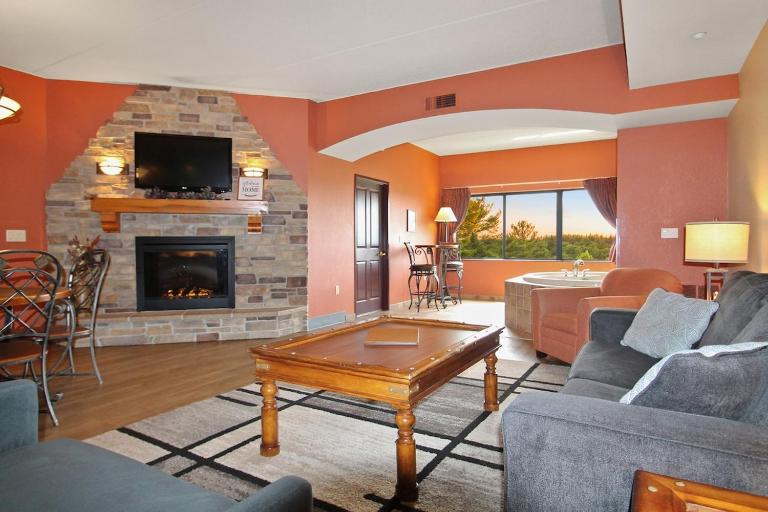 River View Condo - Top Floor - Pools - Pet Friendly! - B&B Wisconsin Dells