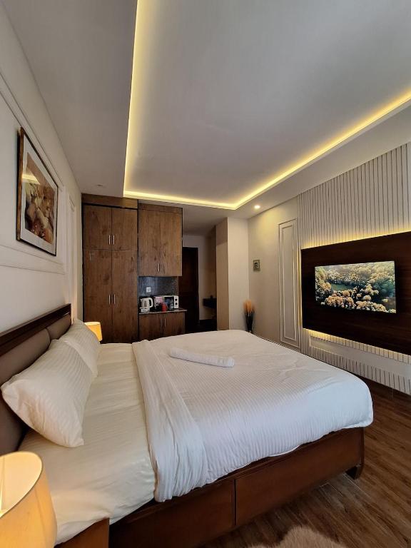 Modern Suite with Balcony Near Opulent Hotel - B&B Bhurban