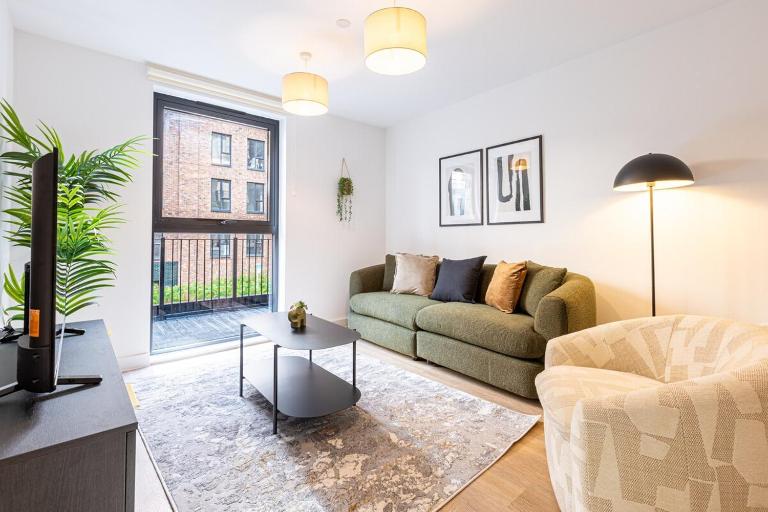 Spacious Berkeley Square Apartment - 3BR & 2BA - Bed and Breakfast Manchester