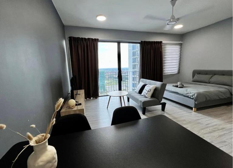 Mews Modern Suites Trefoil With Netflix WIFI - Bed and Breakfast Setia Alam