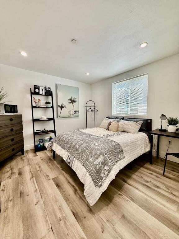 Convenient LA Suite Near USC Private Bath Fast Wifi Free Laundry Ideal for Long Term - B&B Los Ángeles
