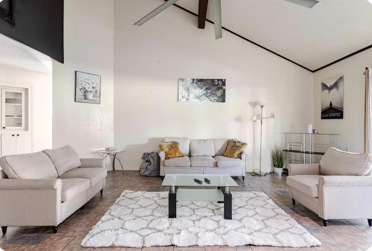 Spacious family home, quiet and neighborhood - B&B Yukon