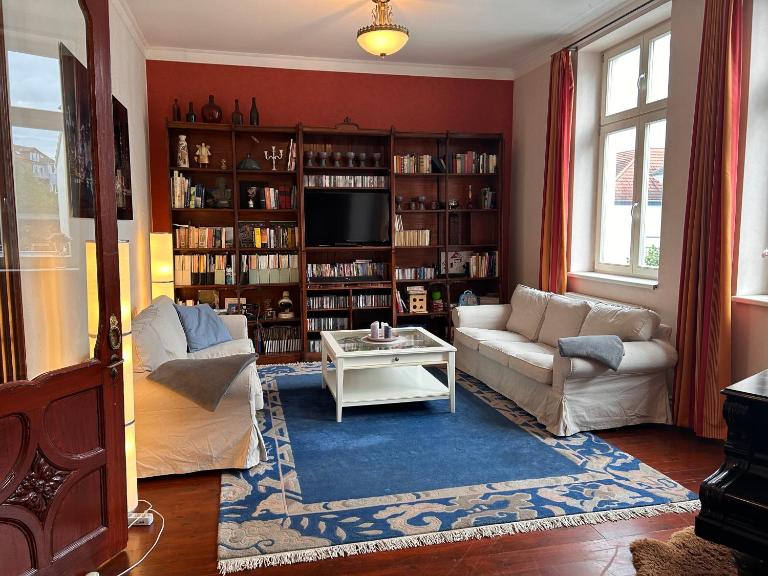 Großzügige zentrale Altbauwohnung - Ferienwohnung Neustrelitz