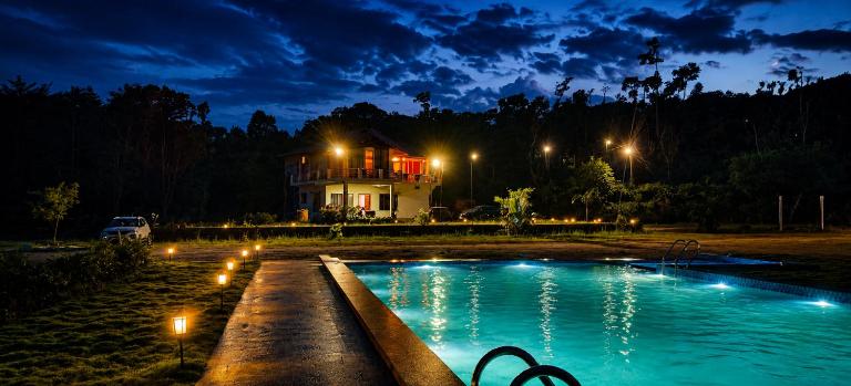 Sirimane Homestay - Pool & Activities, Home Food & Estate - B&B Sakleshpur