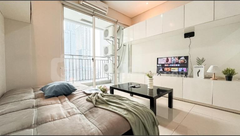 Executive thamrin residence 3 bedroom apartment fully furnished beside thamrin city mall and grand indonesia center jakarta scbd super comfortable city view spacious luxurious furniture - B&B Jakarta