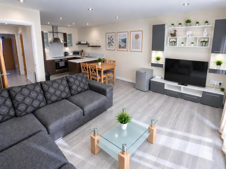 Comfortable Spacious 3 Bed, 2 Bedroom Apartment - Secure Parking - Close to Manchester City Centre and Old Trafford - Chambres d'hôtes Manchester