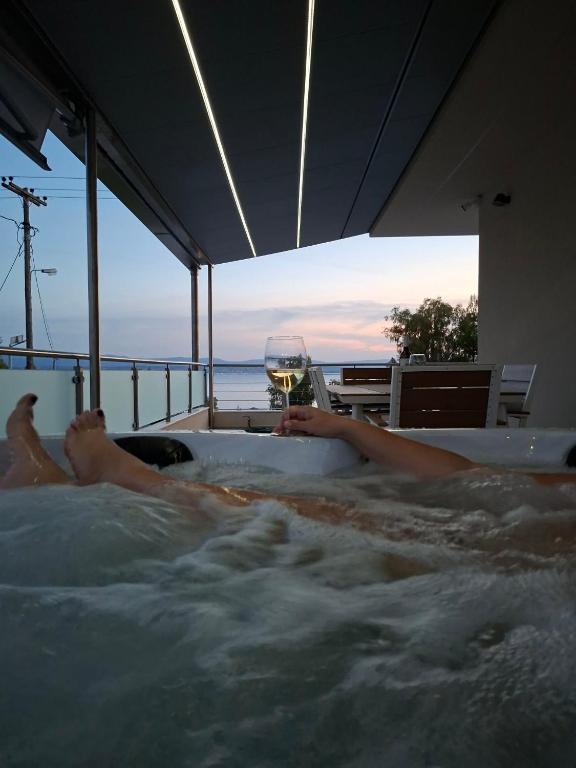 AMORÉA Seaview Jacuzzi Suites Evia - B&B Eretria
