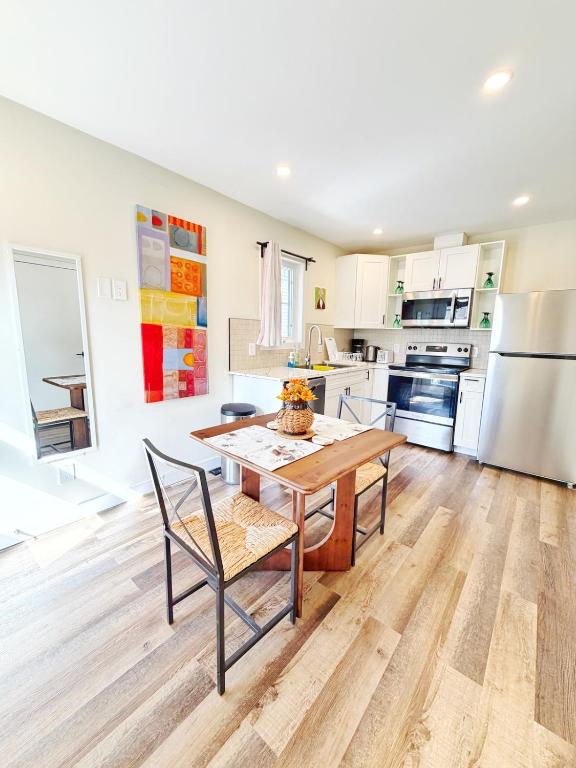 5 Min to UofA, Southgate Mall & Whyte Ave, Cozy Private Garage Suite - B&B Edmonton