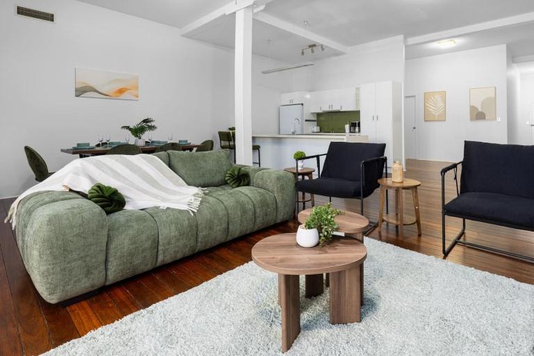 Spacious 3BR Heritage Apartment with Pool, Parking - Chambres d'hôtes Brisbane