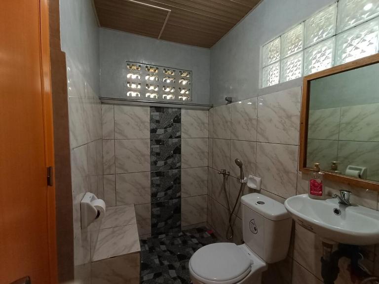 F&F Beachside Kubo Hub - Cozy Modern Kubo near Beach Surf Hub & Tourism Hub - B&B Gubat