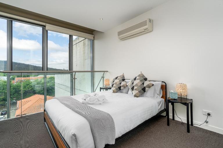 Bright Loft-Style Apartment with Gorgeous View - Hosted by CanStay - B&B Canberra