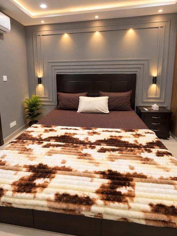Elegant Family Apartment, 2 Beds, Netflix, AC, Parking In E11 Islamabad - B&B Islamabad