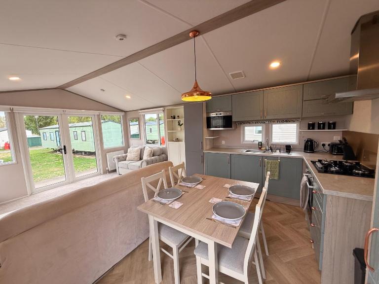 Cabin Sleeps 6 with Lake Access Parking - B&B Northampton