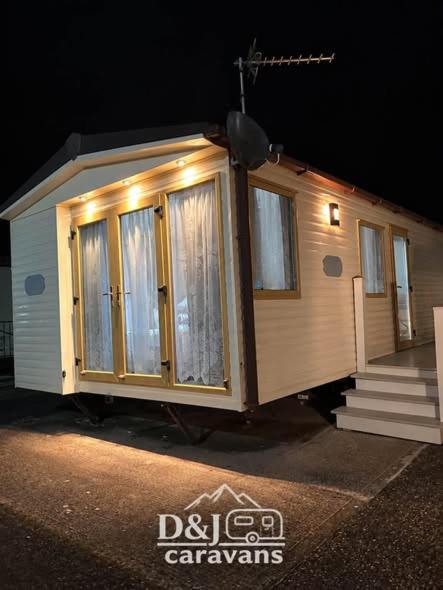 Happy Days Caravan Park - D&J Holiday Home - Sleeps 8 - Towyn - Bed and Breakfast Kinmel Bay