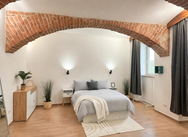 Cozy & Spacious Brick Basement Cityloft - 3 Beds for 4 Persons, Smart Projector - Central Location - 20 min to City Center - Ferienwohnung Wien