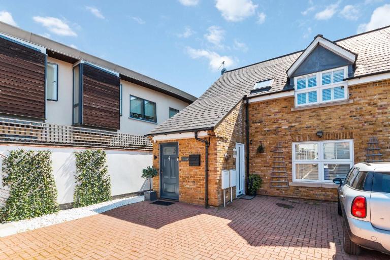 Weybridge - 2 Bed - parking - B&B Weybridge