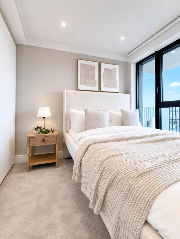 Luxury West London 1-Bed Apt - Private Balcony, Workspace & Near Tube - B&B London