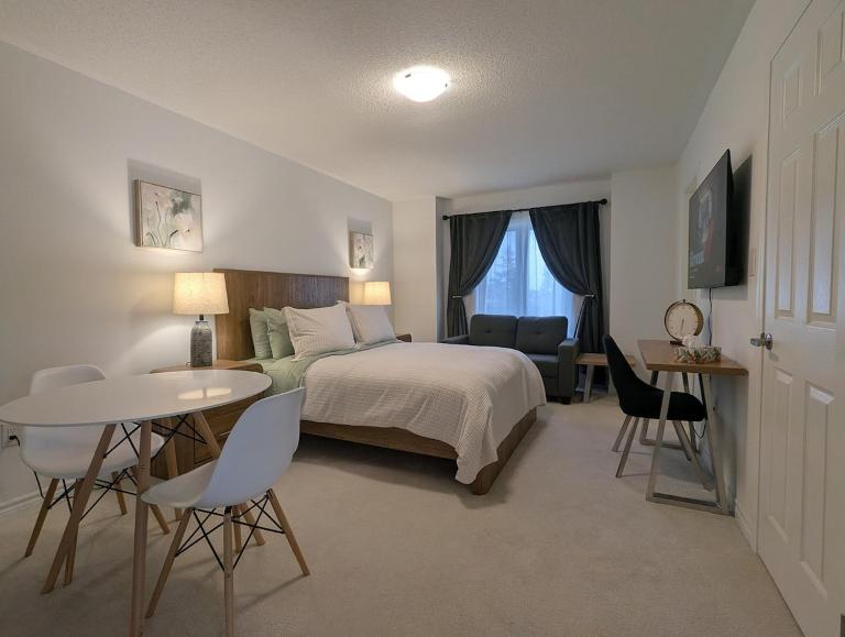 Cozy Private Suite 10 Min to 401 With Free Parking - B&B Kitchener