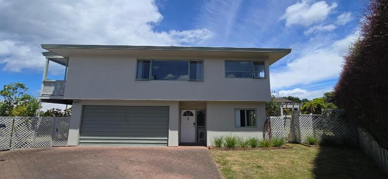 Taupo Lake Views, 4 Bedroom Home, Fully Fenced - Bed and Breakfast Taupo