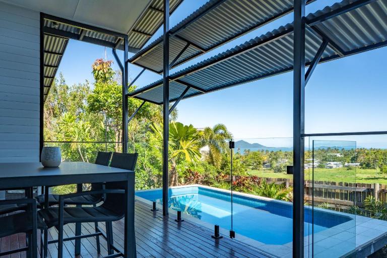 The Rise Dunk Island views and ocean breeze - B&B Mission Beach