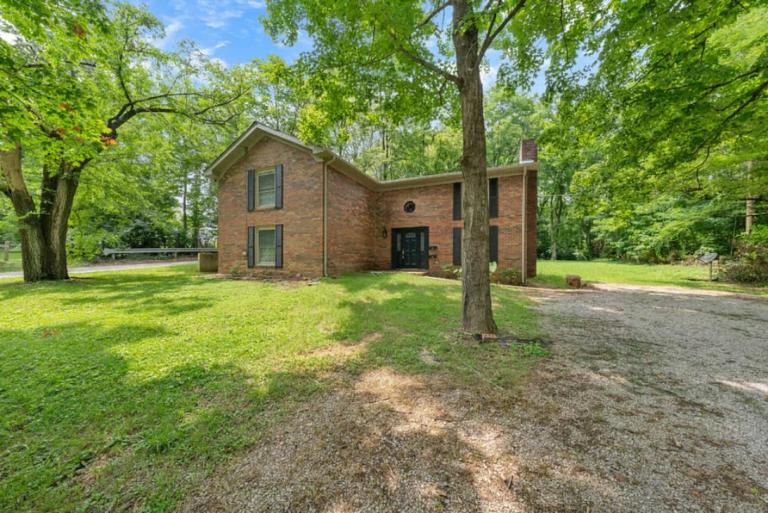 Spacious Backyard • Fireplace • Mins from Downtown - B&B Glasgow
