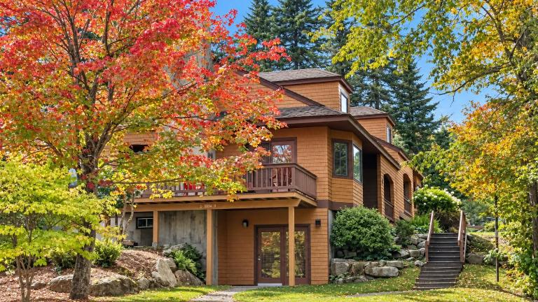 F33 Renovated Ski-in Ski-out Forest Cottage Townhome with Modern Updates - Chambres d'hôtes Bretton Woods