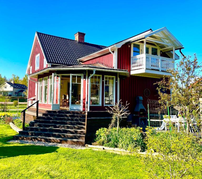 Swedish Villa Private Sauna & Large Garden - B&B Söderhamn