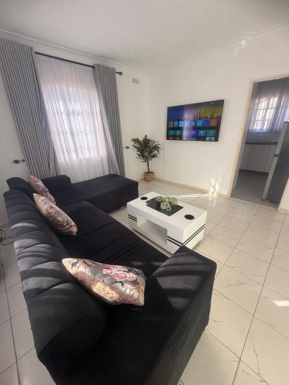 2 Bed Cottage close to Westgate Shopping Centre - B&B Harare