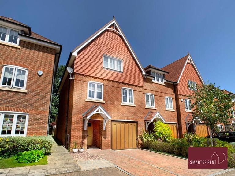 Maidenhead Driveway Parking Garden - B&B Maidenhead