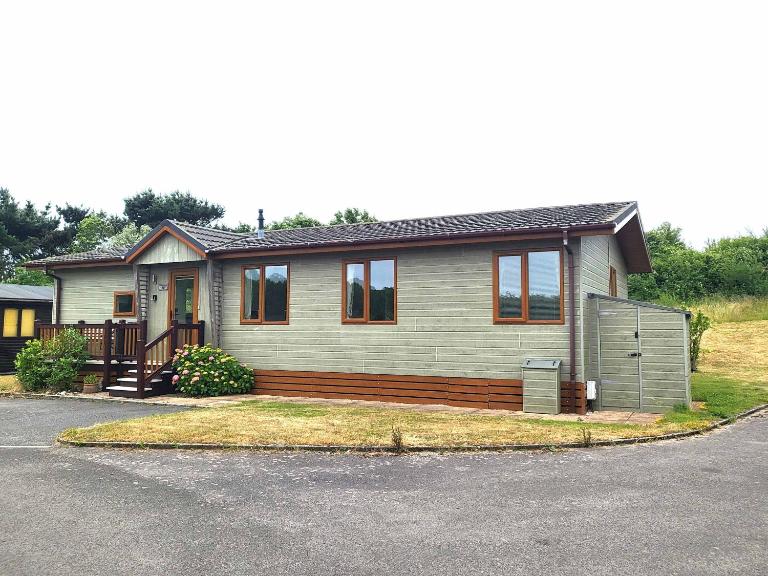 Shorefield Country Park 4 Bedroom Lodge communal swimming pool - B&B Milford on Sea