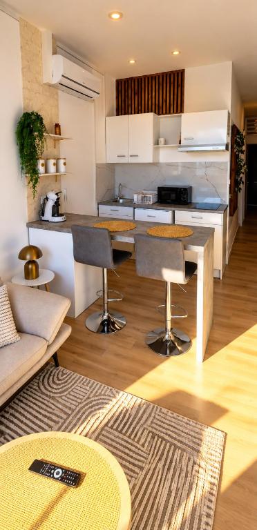 Studio neuf Climatisé et tout équipé - 3 clés vacances - hyper centre St Pierre - 3 minutes du lagon - Ferienwohnung Saint-Pierre