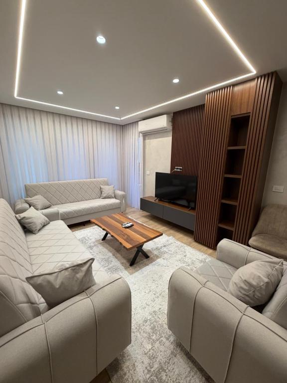Skyline Apartment 4 - Chambres d'hôtes Pejë