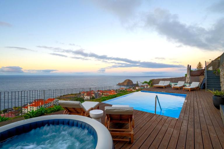 Villa Escaleiras with Pool and Jacuzzi - B&B Porto Moniz
