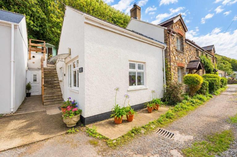 Riverside Bothy In Heart of Scenic Harbour Village - Ferienwohnung Solva