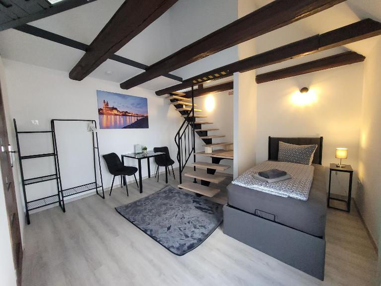 Airbnb, Doppelzimmer, direkt an der A2 & A14, 24 Stunden Check-In, Parkplatz, ruhig - B&B Dahlenwarsleben