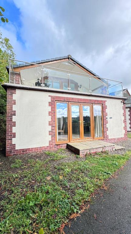 Tranquil North Devon Lodge - 2BR, Countryside Views & Pool, High Bickington close to Umberleigh, Barnstaple, Bideford & Westward Ho - B&B High Bickington