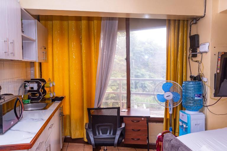 Parkside Serenity Stylish Road-Facing Window Suite - Enjoy a bright stylish space with a large road-facing window overlooking a beautiful recreation park Relax unwind and take a refreshing swim in the rooftop pool an ideal city escape - B&B Nairobi